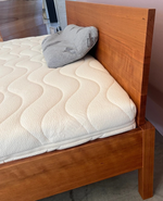 Laden Sie das Bild in den Galerie-Viewer, Holzmanufaktur Massivholzbett Basic 180x200 cm Kirschbaum
