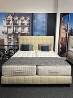 Laden Sie das Bild in den Galerie-Viewer, Treca Paris Boxspringbett Colette 180x200cm in Beige mit Paris-Mural und grauer Decke.
