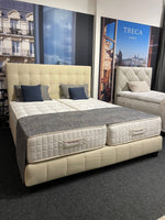 Laden Sie das Bild in den Galerie-Viewer, Detailansicht Treca Paris Matratze Impérial Corpus Prestige mit Stickerei-Label.
