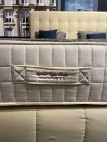 Laden Sie das Bild in den Galerie-Viewer, Detailansicht der Treca Paris Matratze Impérial Corpus Prestige mit gesticktem Label.
