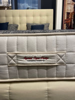 Laden Sie das Bild in den Galerie-Viewer, Nahaufnahme der Treca Paris Matratze Impérial Corpus Prestige Detail (Doppelbett).
