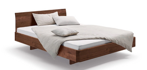 Holzmanufaktur Massivholzbett COM:CI mit Holzkufen Nussbaum 180x200cm