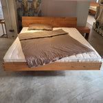 Laden Sie das Bild in den Galerie-Viewer, Holzmanufaktur Massivholzbett PADIO Bow Wildeiche 180x200cm
