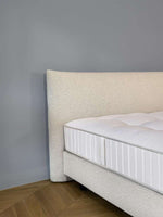 Laden Sie das Bild in den Galerie-Viewer, Schramm LYRA - Limited Edition Komplettbett
