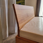 Laden Sie das Bild in den Galerie-Viewer, Holzmanufaktur Massivholzbett STEP-G XL Kernbuche 120x200cm
