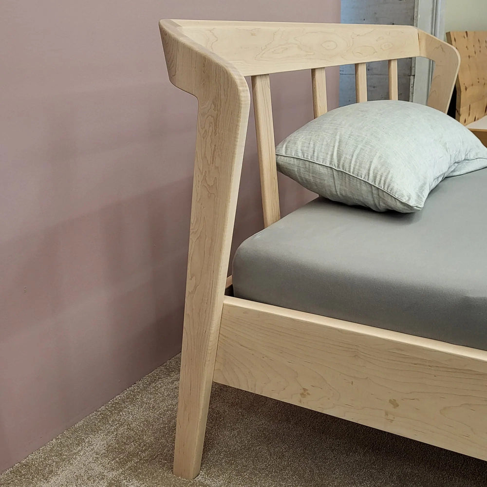 Holzmanufaktur Massivholzbett AINO XL LIGHT Ahorn 140x200cm