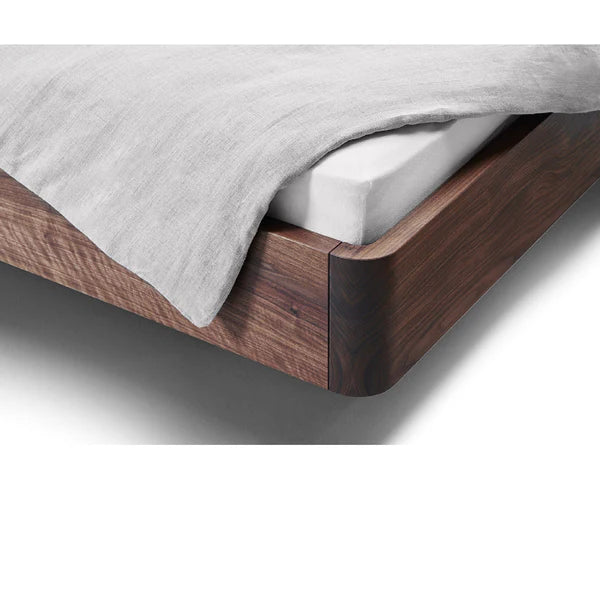 Holzmanufaktur Massivholzbett COM:CI XL Wildnuss 180x200cm Holzkufen