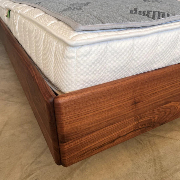 Holzmanufaktur Massivholzbett DONNA Wildnuss 180x200cm -doppelt