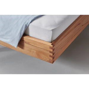 Holzmanufaktur Massivholzbett Step-X XL mit eingerückten Beinen
